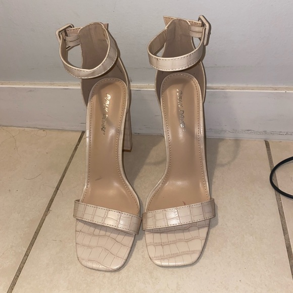 Cream heel - Picture 2 of 2